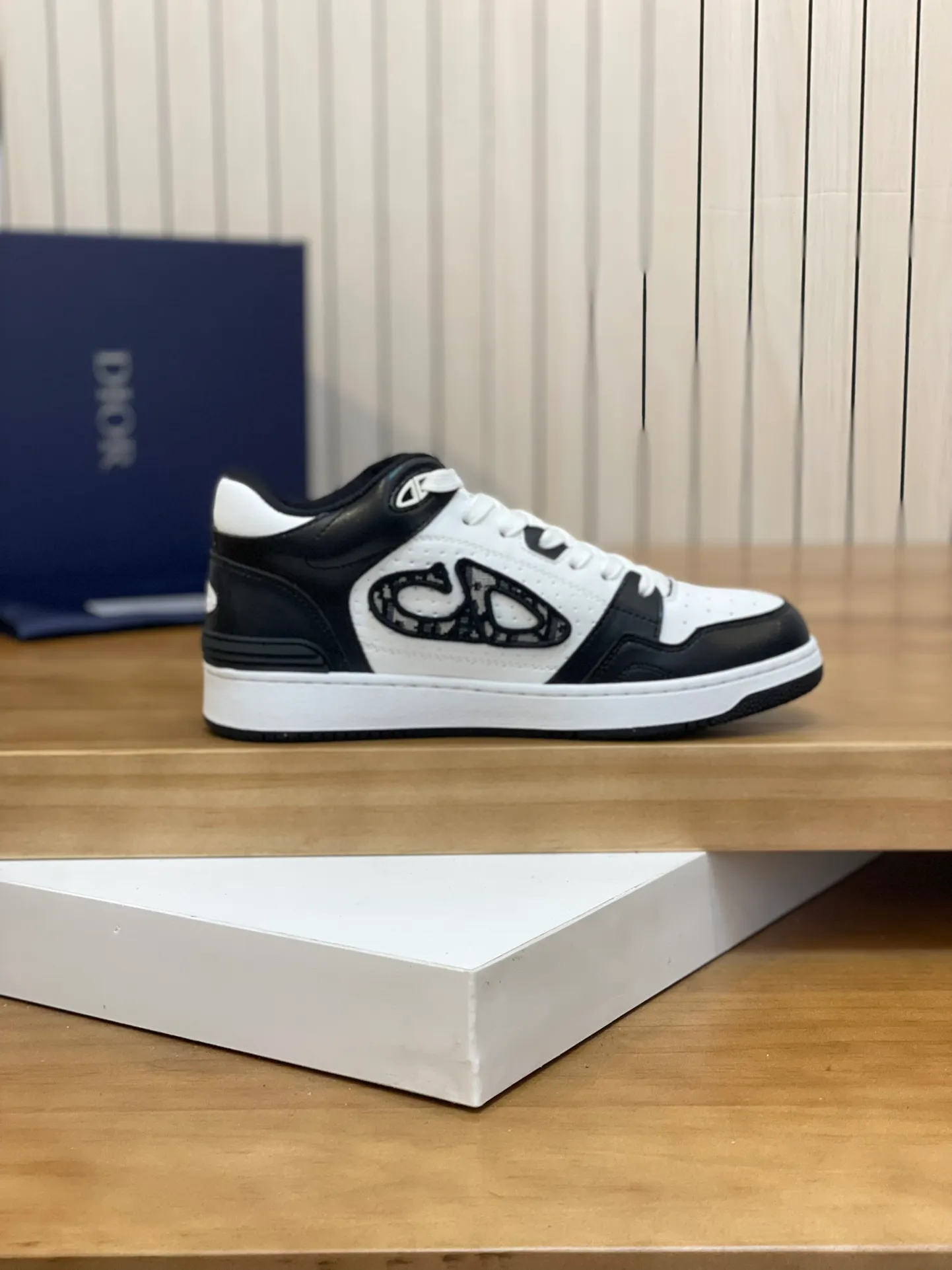 Men's shoes: 💰P440¥ Product trademark: Dior* "Dior*" high-top casual shoes Regular size: 38-44 (can be customized to 45.46) Product materials: Upper imported cowhide stitched with original fabric, breathable lining, original outsole. Number: 1006